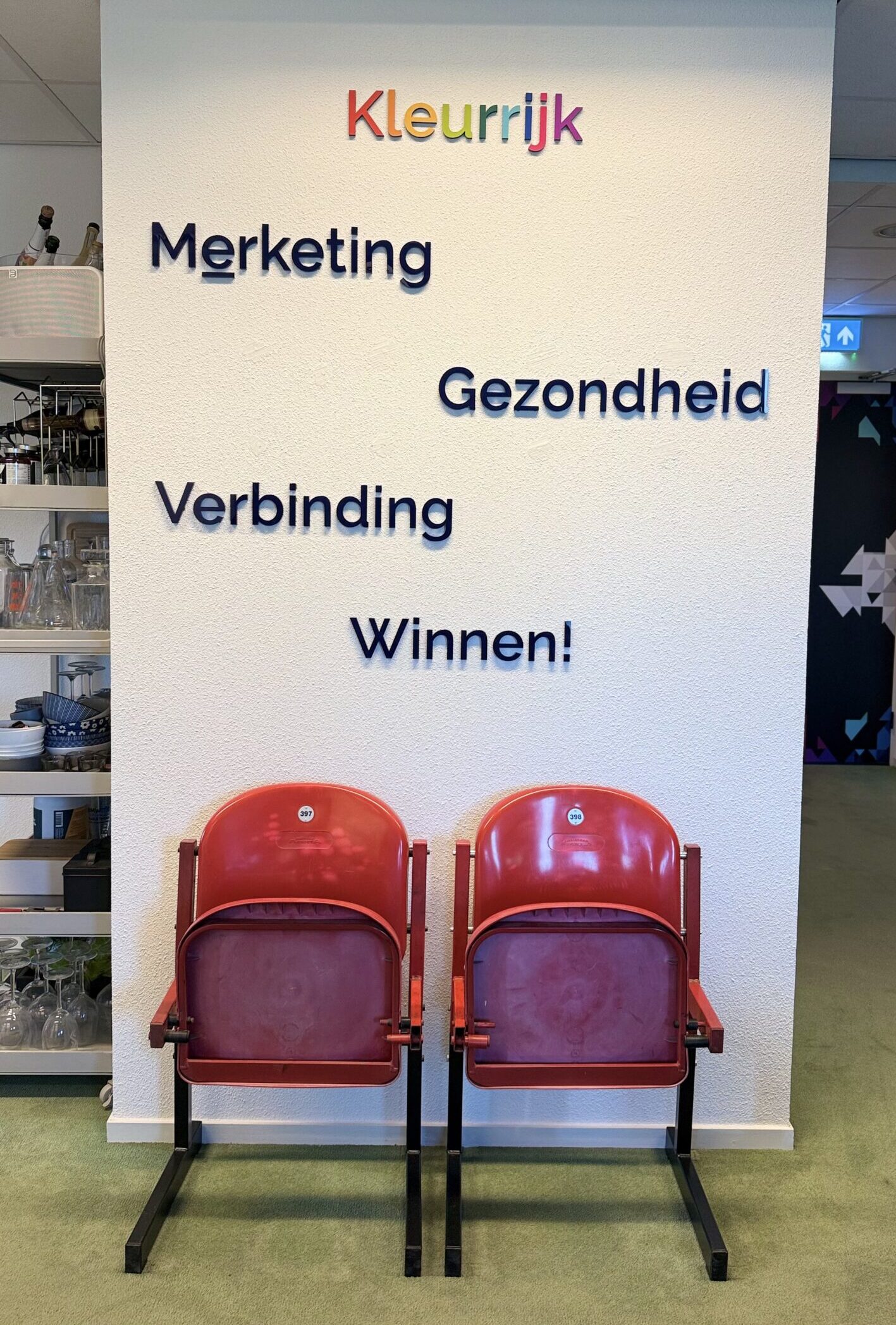 Een witte muur met hier op de kernwaarden van MediaTribe: Kleurrijk, Merketing, Gezondheid, Verbinding en Winnen!